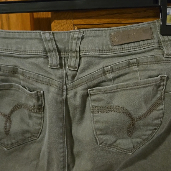 Wanna Better Butt YMI Distressed Skinny Jeans Mid Rise Olive Jr size 11 - Picture 6 of 16